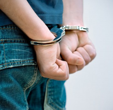 Minorul care a obligat doi copii să facă sex solicită controlul judiciar